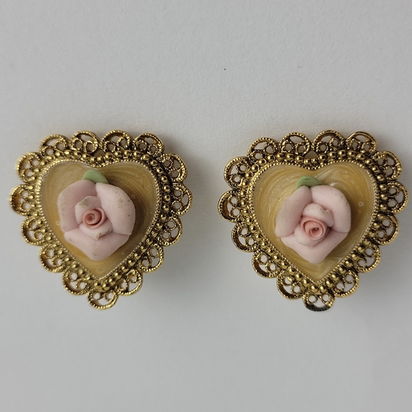 Vintage Jewelry - Vintage Gold Tone Filigree Victorian Heart Shaped Porcelain Rose Clip On Earring